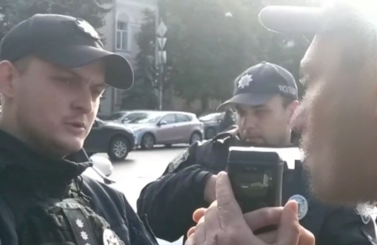 В центре Киева пьяный водитель сбил металлический столбик и въехал в электроопору. Видео