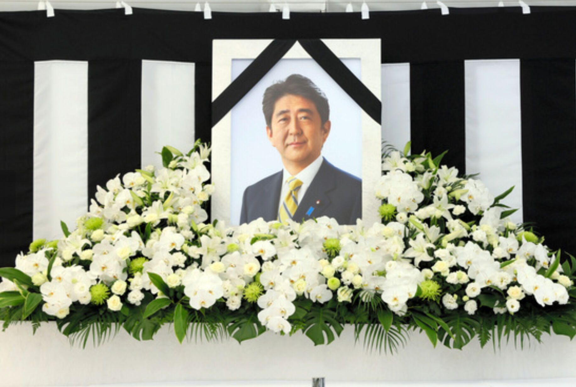 В Японии прощаются с умершим после покушения экс-премьером Синдзо Абэ. Фото