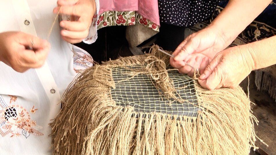 102-летняя Любовь Ярош из Житомирской области вместе со своими дочерьми плетет сетки-кикиморы для ВСУ. Фото