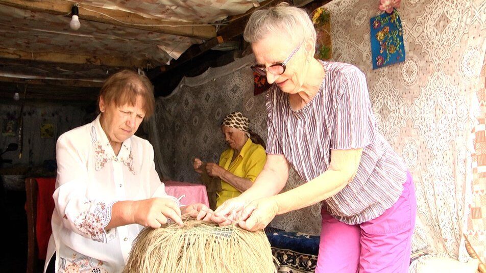 102-річна Любов Ярош з Житомирщини разом зі своїми доньками плете сітки-кікімори для ЗСУ. Фото 
