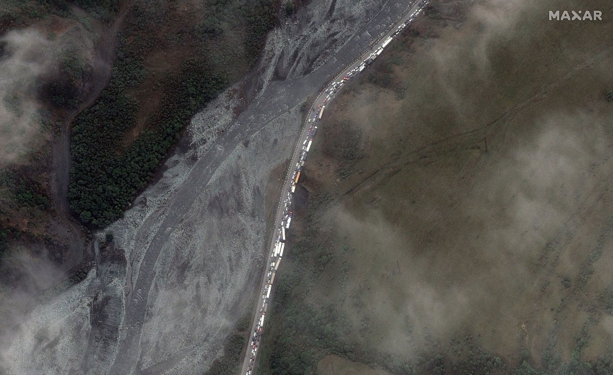 На границе РФ и Грузии образовалась 16-километровая очередь беглецов от мобилизации: спутниковые фото