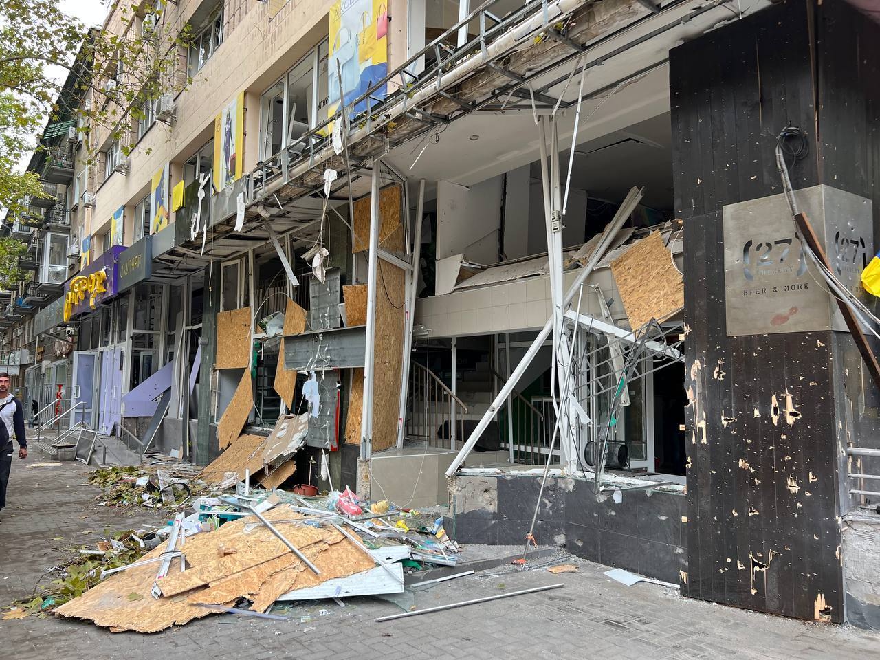 Оккупанты обстреляли центр Николаева, повреждены многоэтажки. Фото и видео