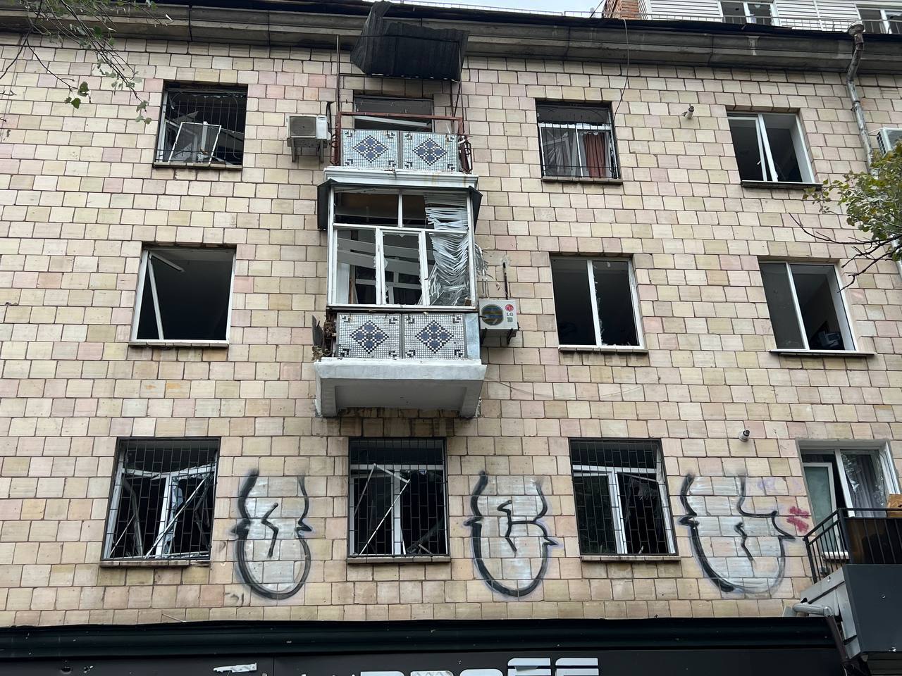 Оккупанты обстреляли центр Николаева, повреждены многоэтажки. Фото и видео