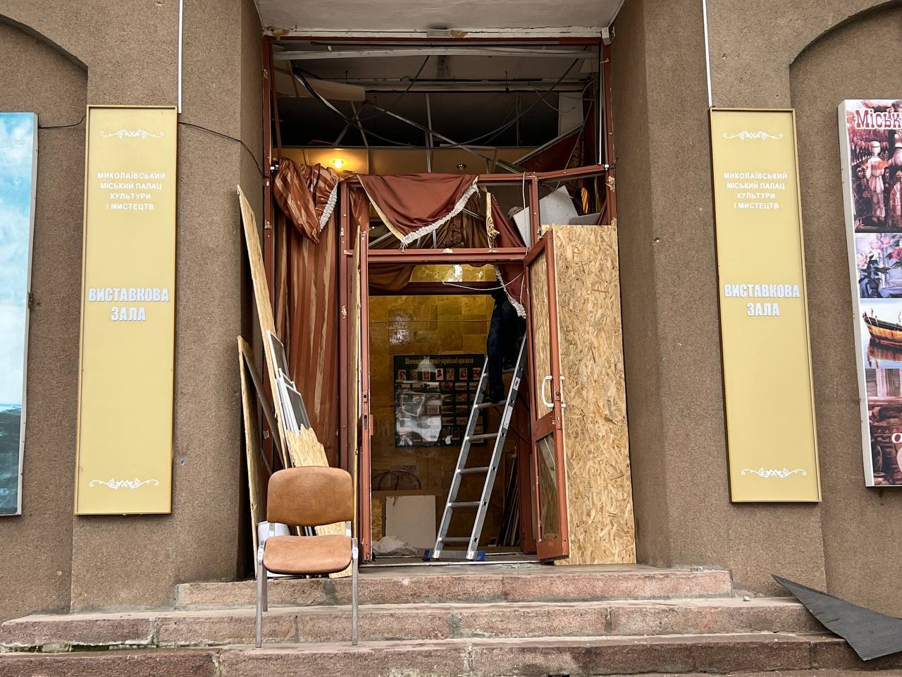 Окупанти обстріляли центр Миколаєва, пошкоджено багатоповерхівки. Фото й відео