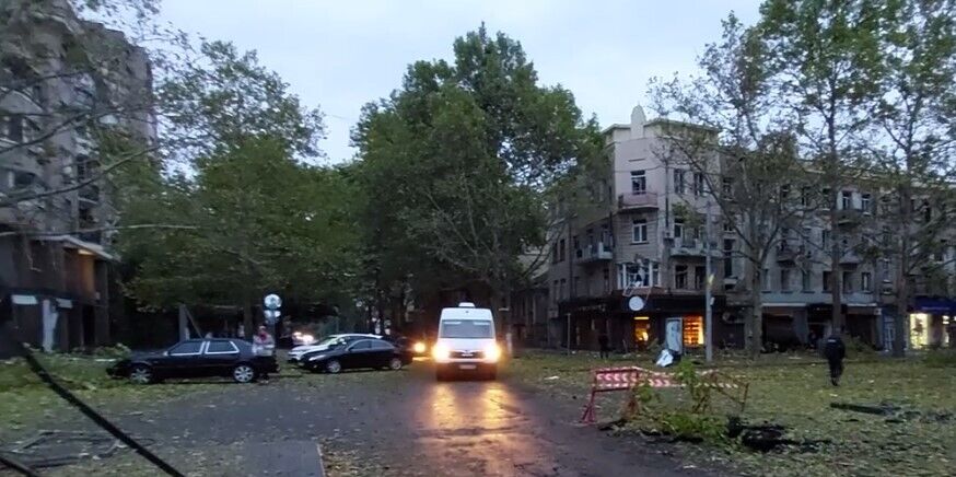 Окупанти обстріляли центр Миколаєва, пошкоджено багатоповерхівки. Фото й відео
