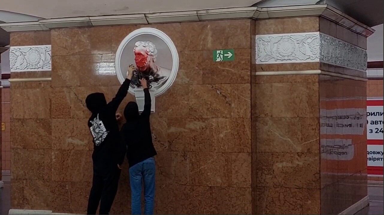 У Києві на станції метро "Університет" розмалювали бюст Пушкіна. Відео