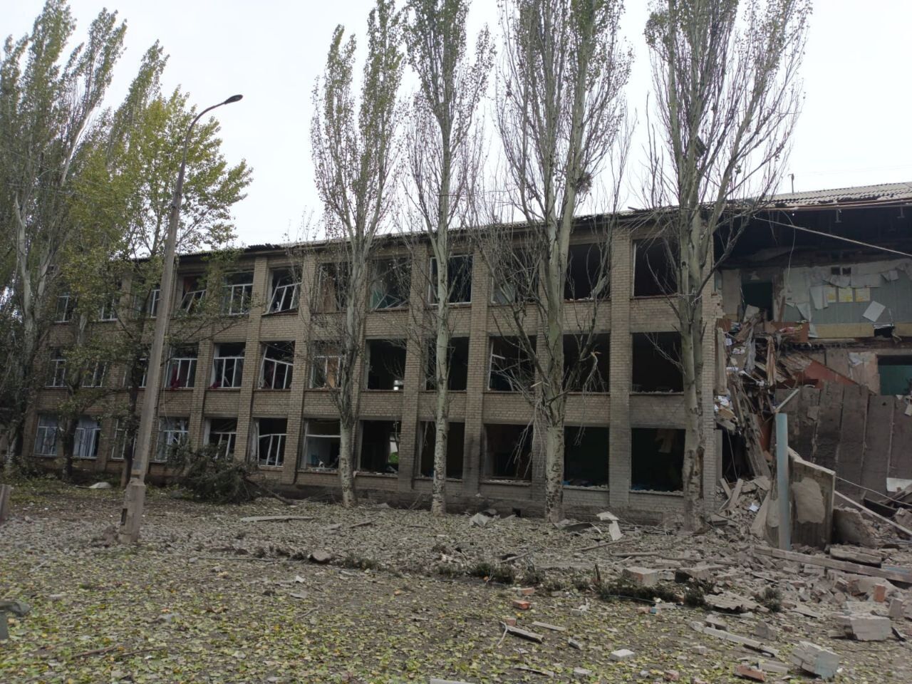 В Донецкой области оккупанты обстреляли школу, в которой было убежище: там находились 12 человек. Фото