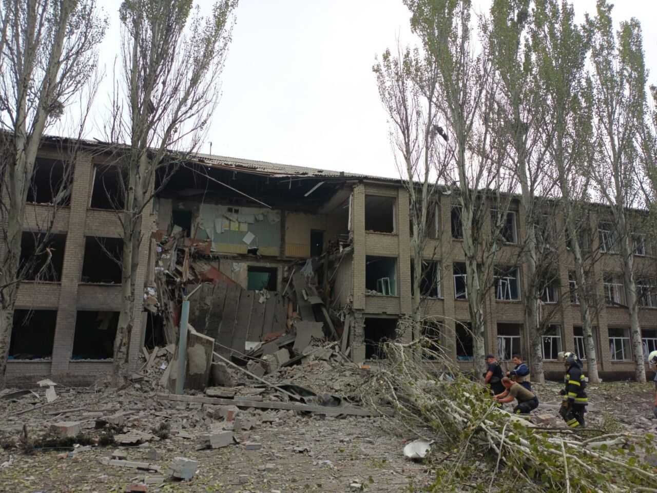В Донецкой области оккупанты обстреляли школу, в которой было убежище: там находились 12 человек. Фото
