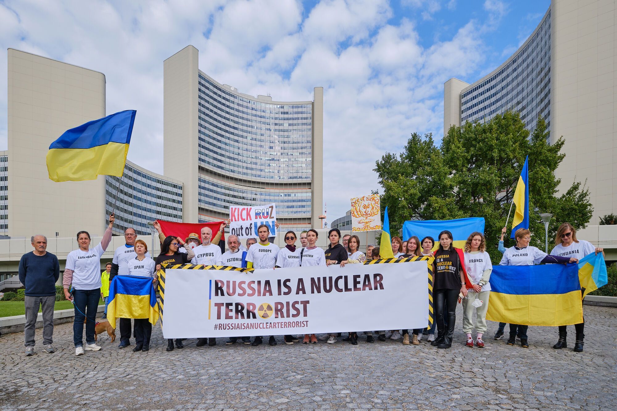 "Покрытые ядерным пеплом": в Вене участники акции против членства России в МАГАТЭ устроили жуткий перформанс. Фото