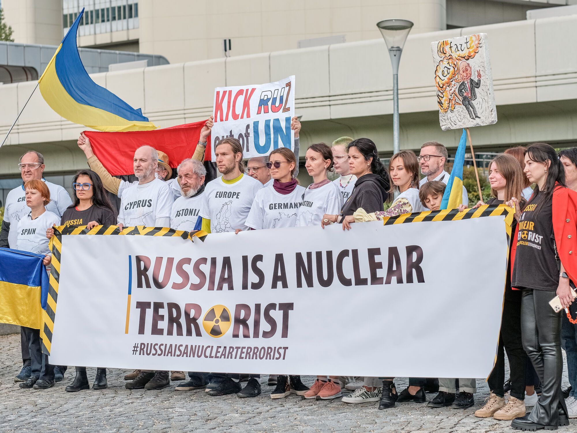 "Вкриті ядерним попелом": у Відні учасники акції проти членства Росії в МАГАТЕ влаштували моторошний перформанс. Фото