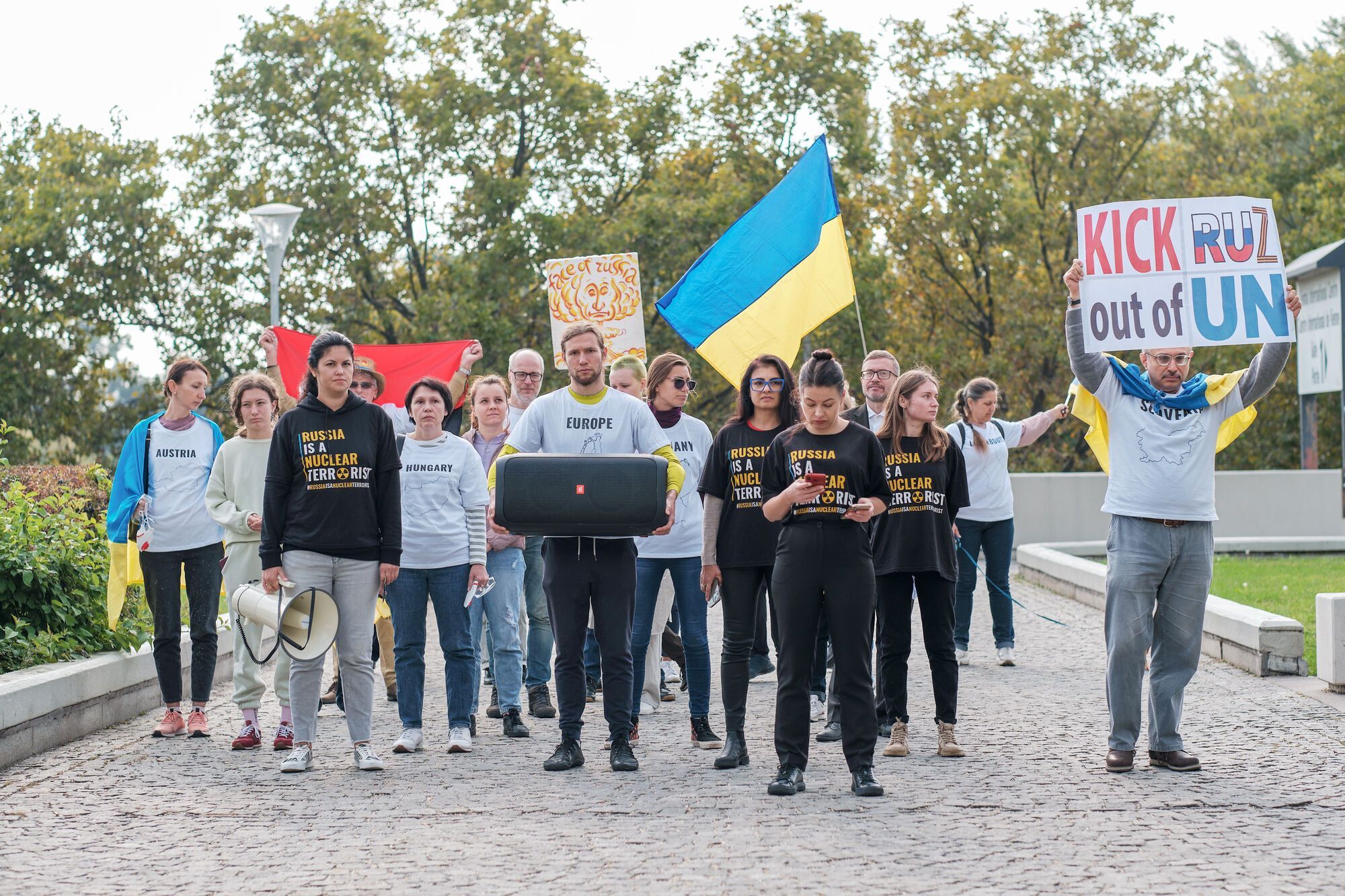 "Покрытые ядерным пеплом": в Вене участники акции против членства России в МАГАТЭ устроили жуткий перформанс. Фото