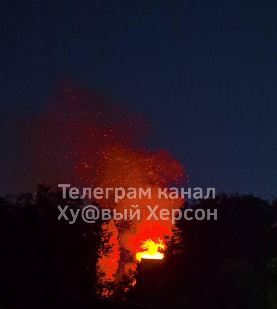 У Херсоні не можуть загасити пожежу в гуртожитку