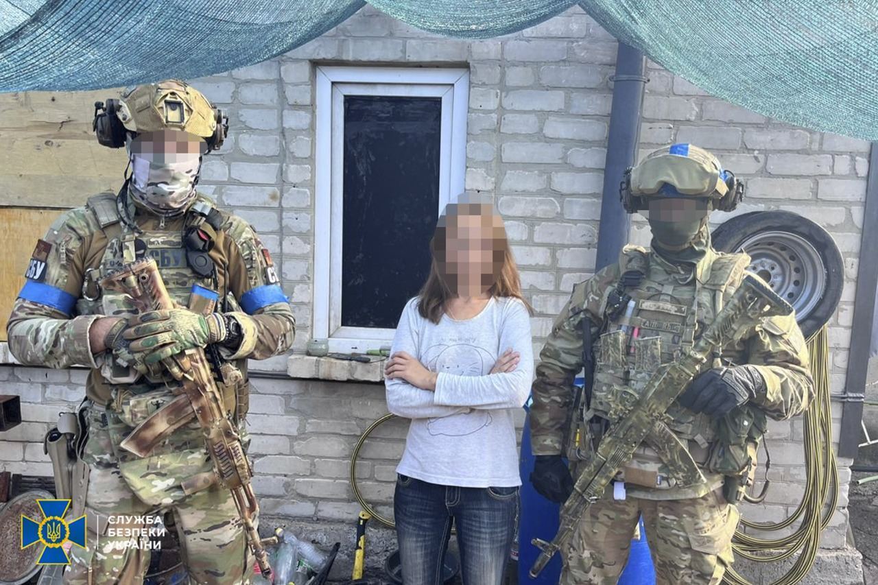 СБУ викрила агентів РФ, які "зливали" ворогу дані про фортифікаційні споруди біля двох українських міст. Фото