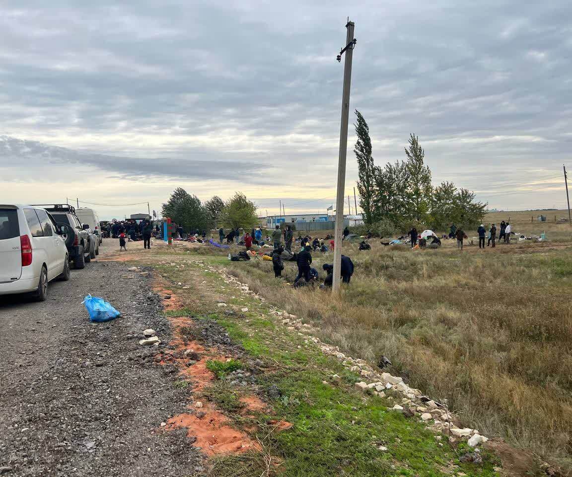 Тысячи авто, полиэтиленовые юрты и ночлег под открытым небом: появились кадры с российско-казахстанской границы 