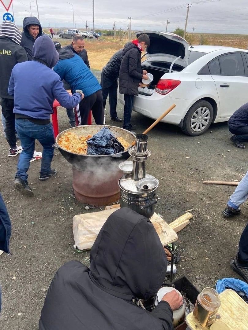 Тисячі авто, поліетиленові юрти і ночівля просто неба: з’явилися кадри з російсько-казахстанського кордону 