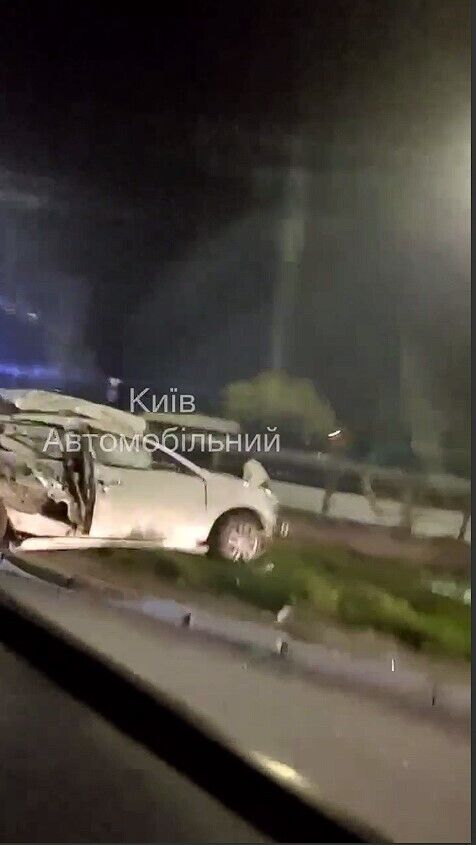 В Киеве на Корчеватом легковушка на скорости протаранила отбойник. Видео