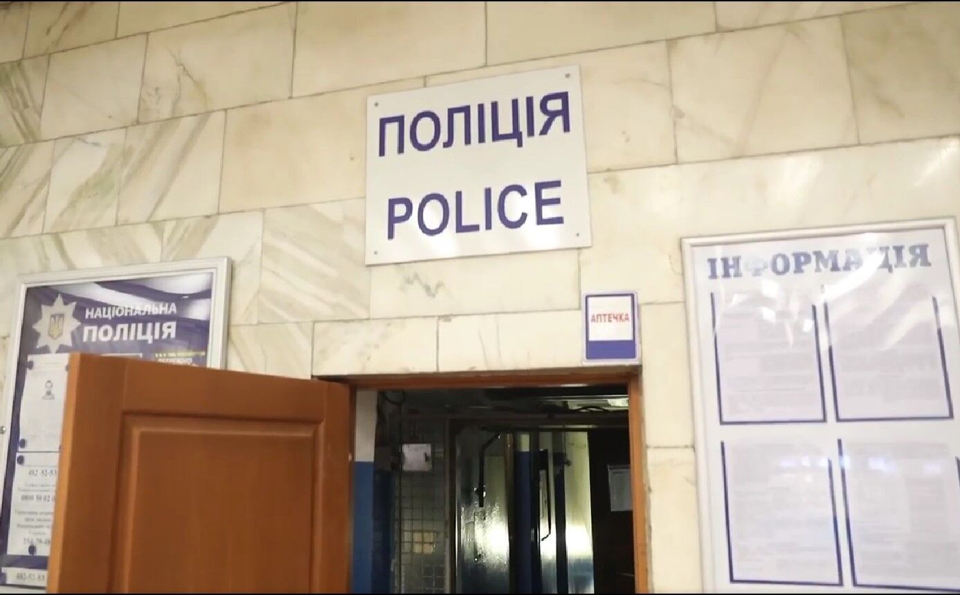 В метро Киева мужчина залез под платье девушки, ударил ее, а затем предлагал взятку полицейскому. Видео