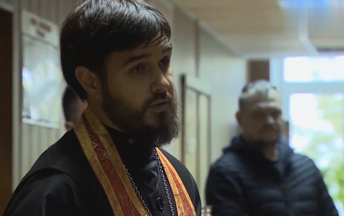 В Москве мобилизованным на войну против Украины в военкомате выдают крестики и кропят святой водой. Видео