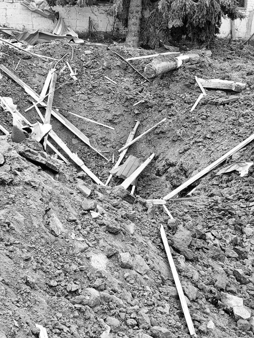 Воронка от падения снаряда в Гуляйполе