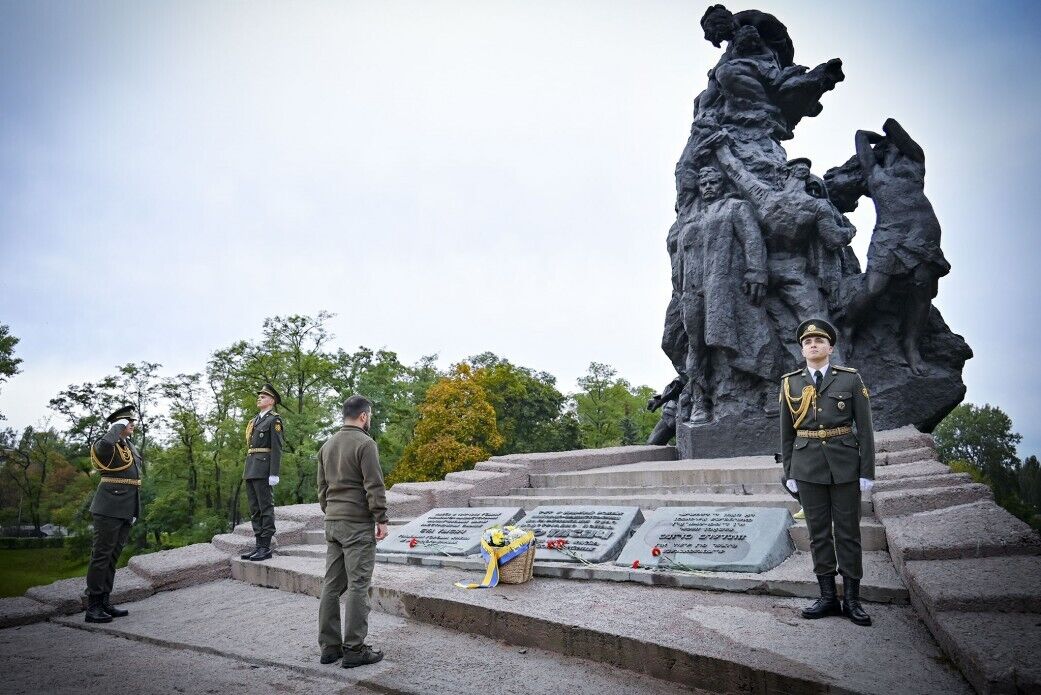 "Злочинці, які спричиняють такі трагедії, мають бути покарані": Зеленський ушанував пам'ять жертв розстрілів у Бабиному Яру. Фото 