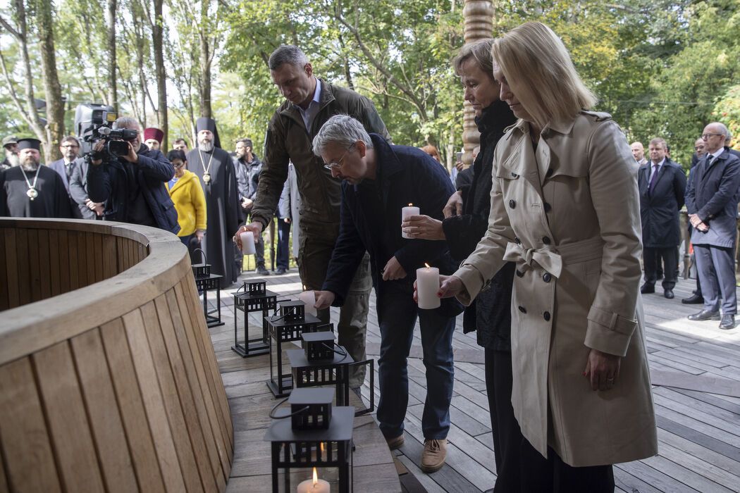 "Жахливі сторінки історії треба  пам’ятати": Кличко вшанував пам’ять жертв Бабиного Яру. Фото