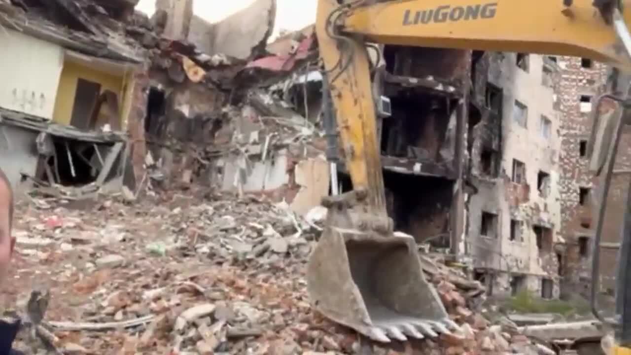 В Ірпені почався демонтаж будинку, який першим постраждав від російського авіаудару. Відео