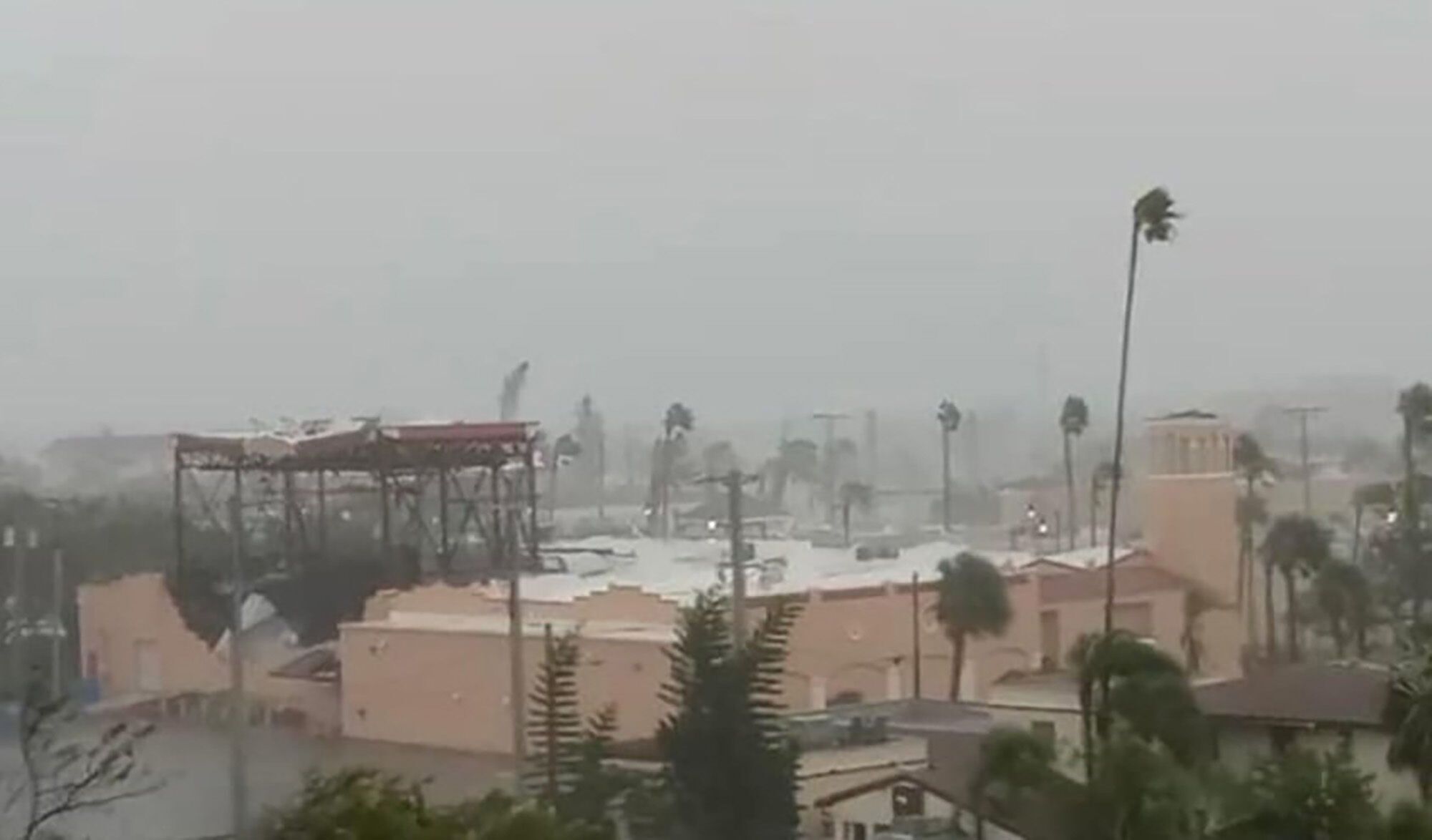 Затопленные города, поваленные деревья и тотальный блэкаут: США накрыл ураган "Ян", который уже назвали самым мощным во Флориде. Фото и видео