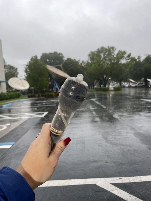 Журналистка из Флориды записывала сюжет во время урагана с презервативом на микрофоне и взорвала сеть