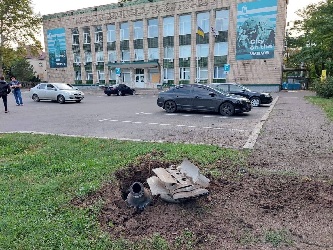 Оккупанты обстреляли кассетными снарядами остановку в Николаеве, есть жертвы среди мирного населения. Видео