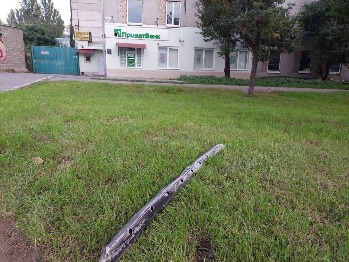 Оккупанты обстреляли кассетными снарядами остановку в Николаеве, есть жертвы среди мирного населения. Видео