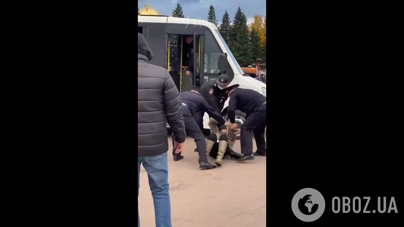 В российской Тыве жестко задержали женщин, вышедших на митинг против мобилизации