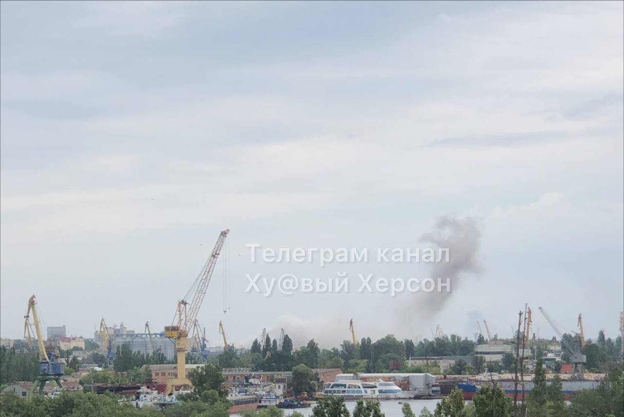 В Херсоне ВСУ ударили по базе оккупантов в комплексе Сальдо, в небо поднялся черный дым. Фото и видео