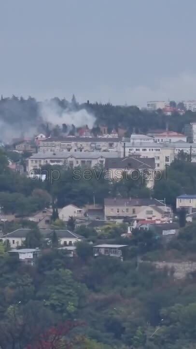 В Севастополе снова "хлопки": после серии взрывов в небо поднялся дым. Видео