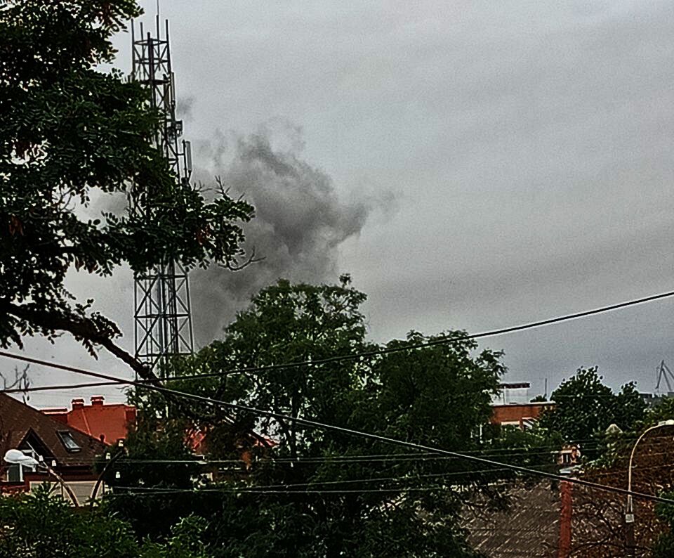 В Херсоне ВСУ ударили по базе оккупантов в комплексе Сальдо, в небо поднялся черный дым. Фото и видео