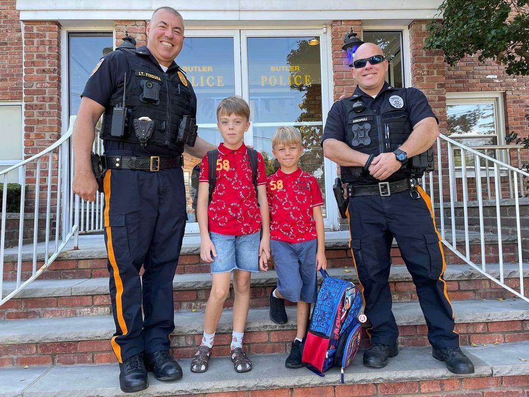 Прийшли поліціянти з подарунками: Тарас Тополя розповів, як минуло 1 вересня у його дітей у США. Фото