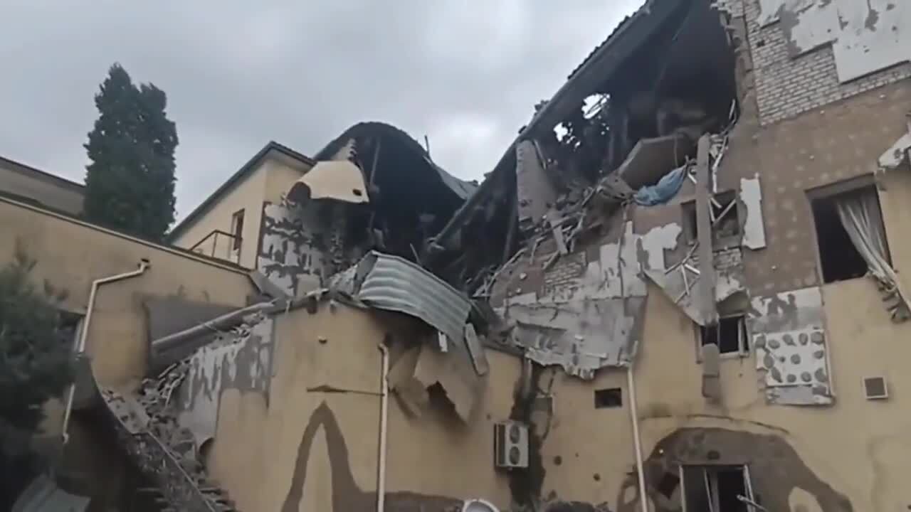 У Херсоні ЗСУ вдарили по базі окупантів у комплексі Сальдо, в небо здійнявся чорний дим. Фото та відео 