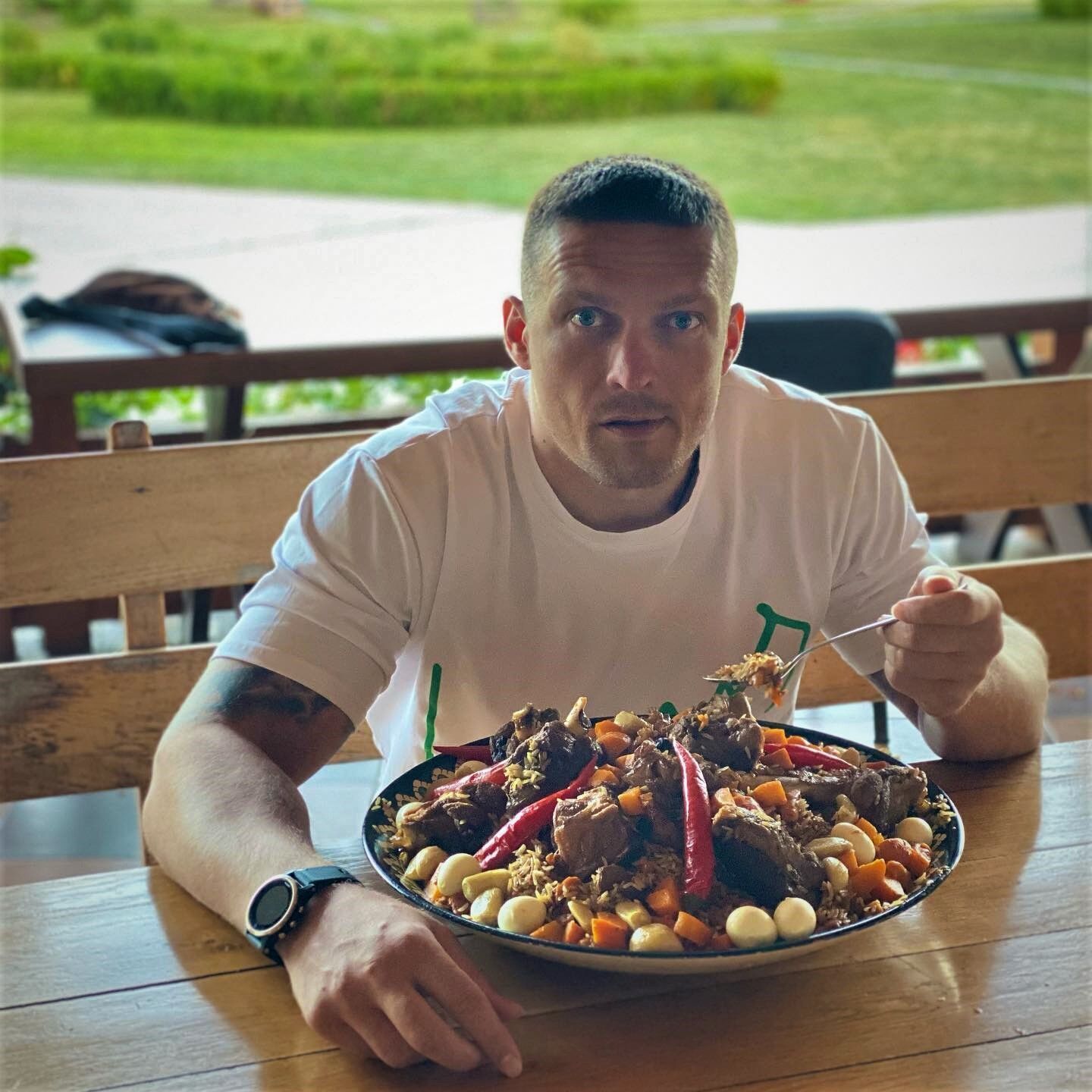 "Фьюри уже продает": Усику и Тайсону готовят арену на 80 000, а украинец устал много есть и хочет снова в крузеры