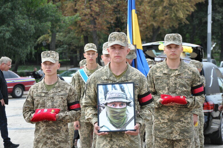 У Києві провели в останню путь легендарного снайпера-розвідника "Тенгрі", який загинув у боях за Україну. Фото