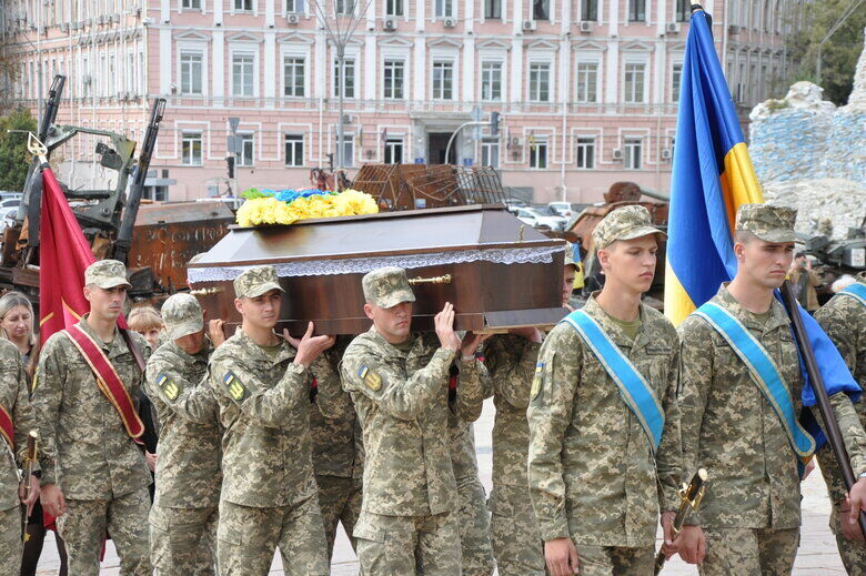 В Киеве провели в последний путь легендарного снайпера-разведчика "Тенгри", погибшего в боях за Украину. Фото