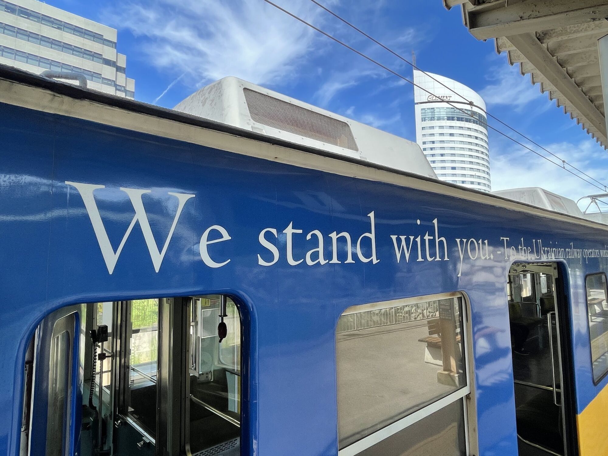 "We stand with you": в Японии поддержали Украину, запустив поезд в цветах украинского флага. Фото