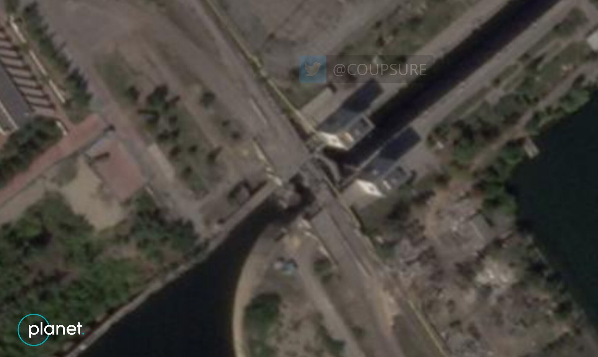Мост в Новой Каховке обрушился в результате серии ударов ВСУ. Фото