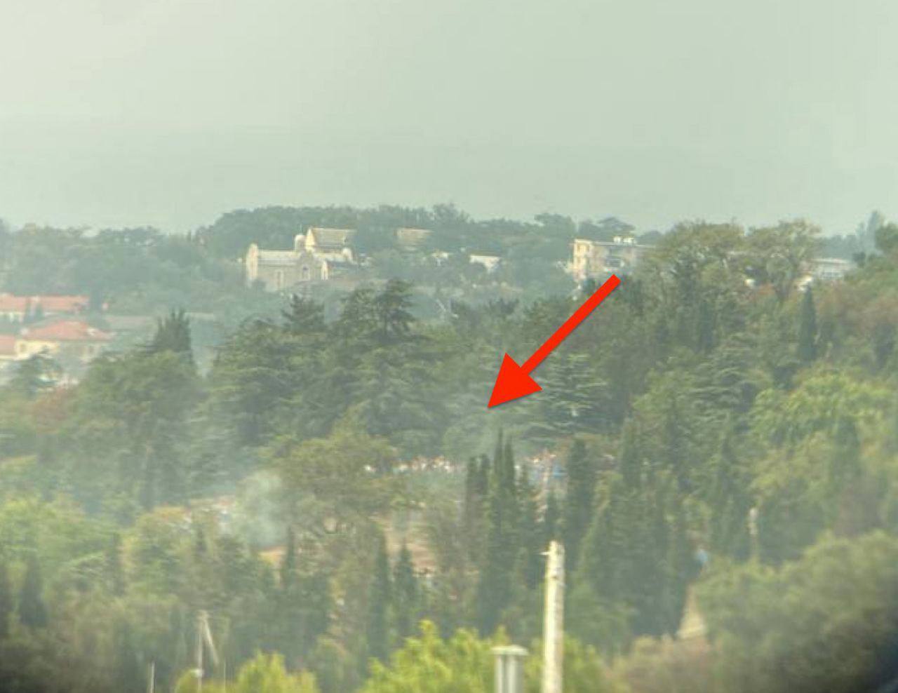 У Севастополі знову "хлопки": після серії вибухів у небо здійнявся дим. Відео