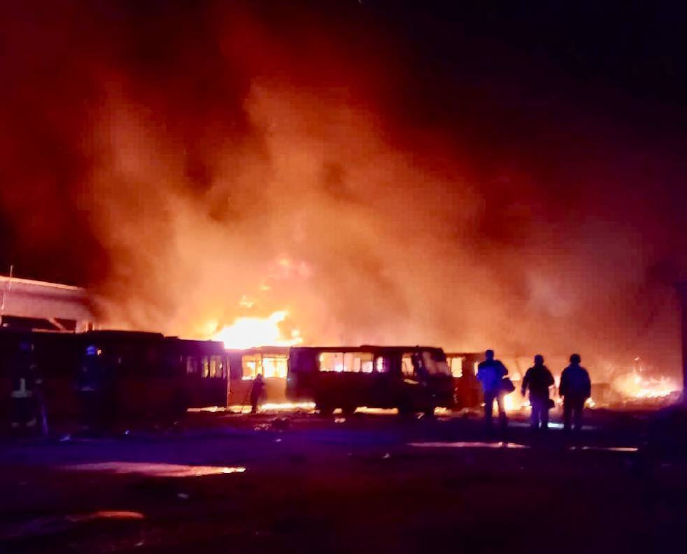 Росія ударом по Дніпру вбила трьох людей, 5 поранено: знищено 52 автобуси. Фото