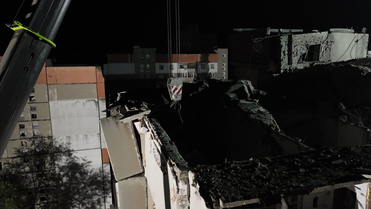 Росія вдарила ракетами по Миколаєву: окупанти влучили у багатоповерхівку, поранено 8 людей. Відео