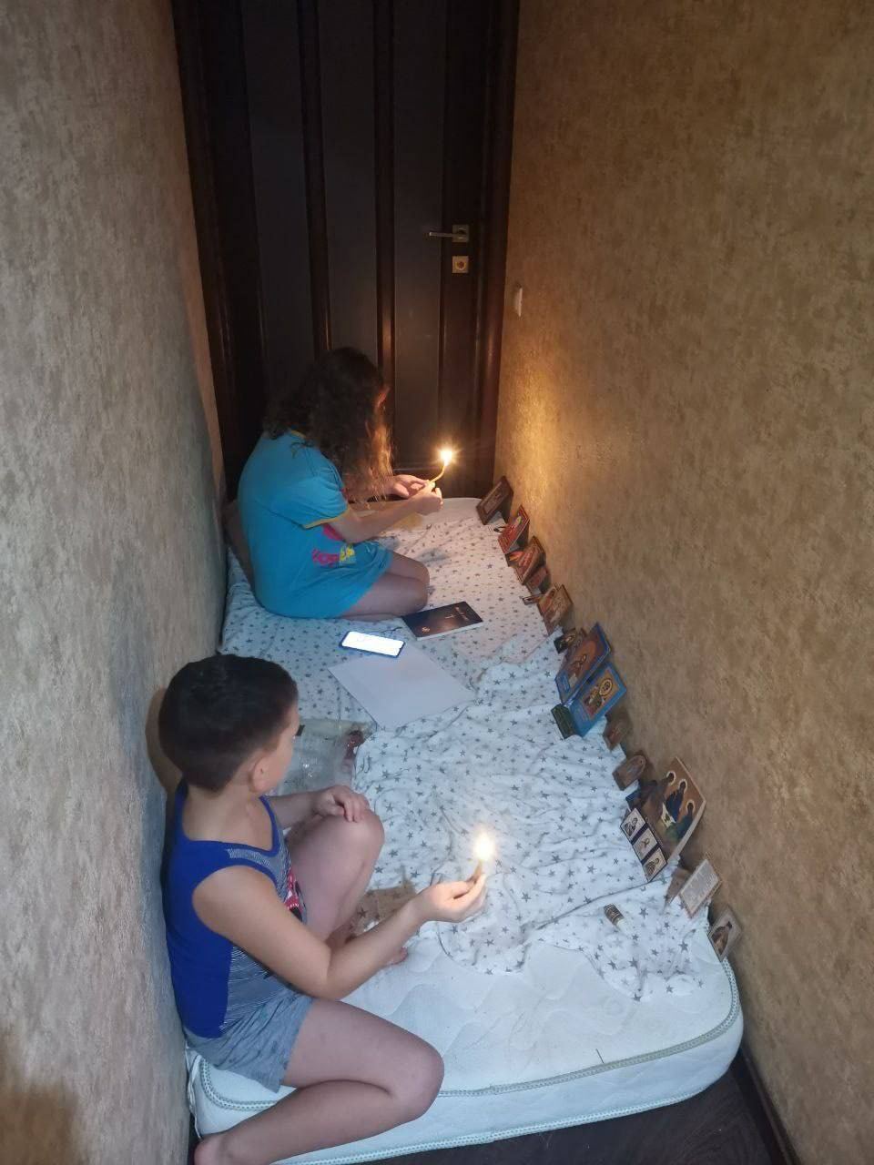 "Россия – страна-террорист": сеть поразило фото детей, молившихся во время ракетных ударов по Днепру