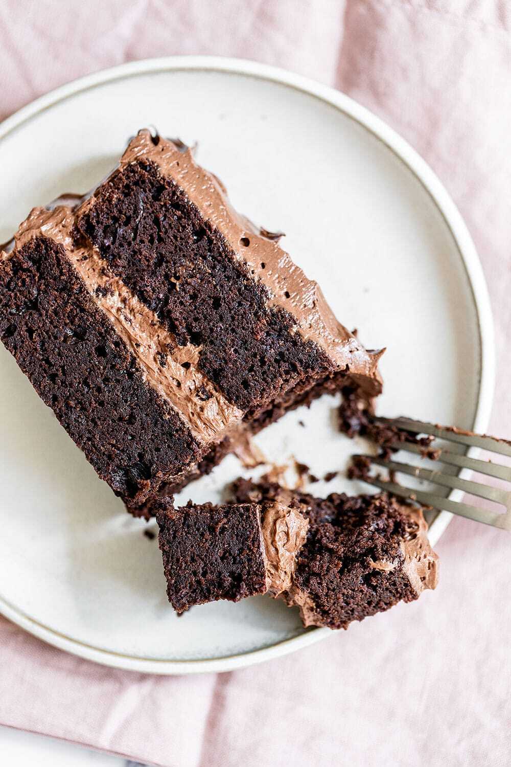 Шоколадний бісквітний торт з шоколадним кремом