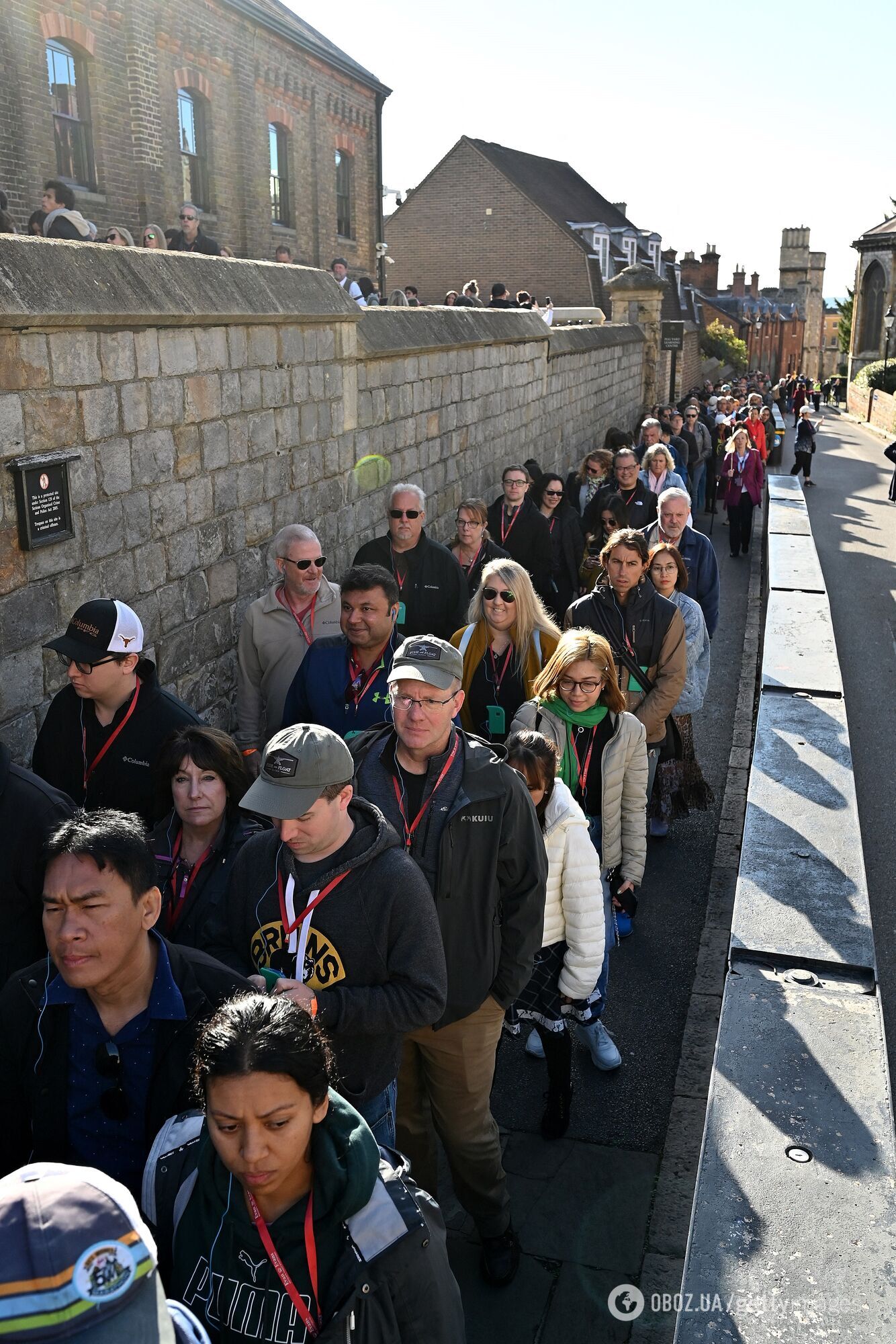 Перед Виндзорским замком образовалась длинная очередь: люди продолжают прощаться с королевой даже после похорон. Фото