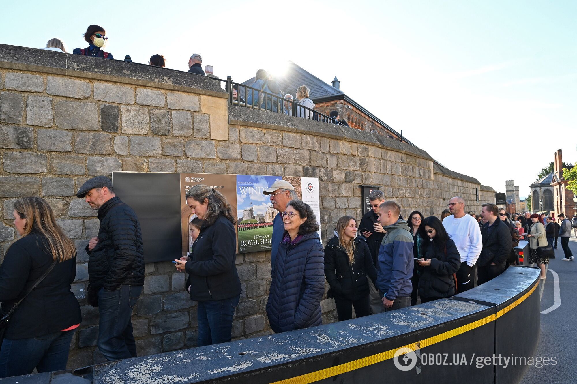 Перед Віндзорським замком утворилася довга черга: люди продовжують прощатися з королевою навіть після похорону. Фото