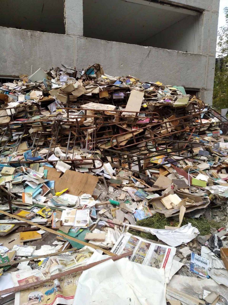 Захватчики сожгли сотни украинских учебников