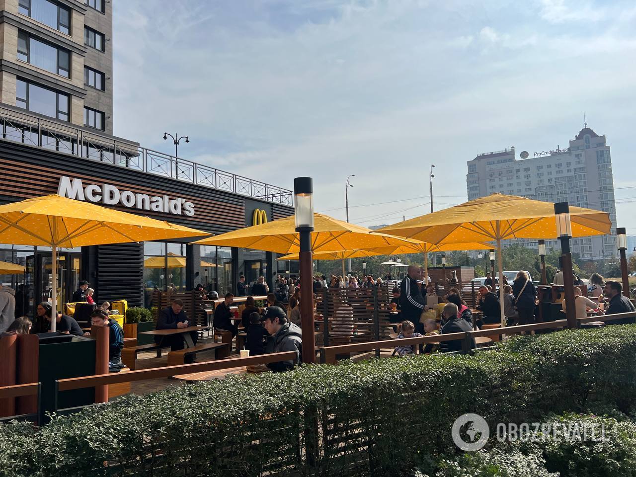 Відкриття ресторанів McDonald’s викликало ажіотаж: черги та затори до 200 метрів. Фото